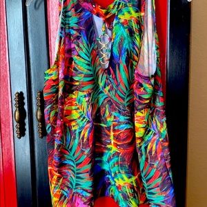 Beautiful sleeveless top with gold in middle XL